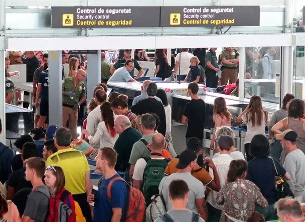 Бійка через черги в аеропорту Барселони: як правило авіакомпанії спричинило хаос