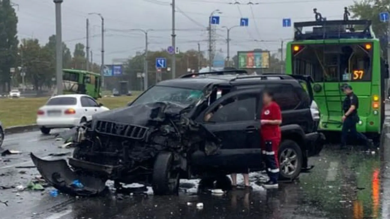 У Харкові зіткнулися авто, тролейбус і автобус: 8 постраждалих