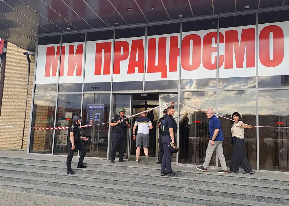 Російський удар пошкодив меблевий магазин у Харкові, є постраждалі