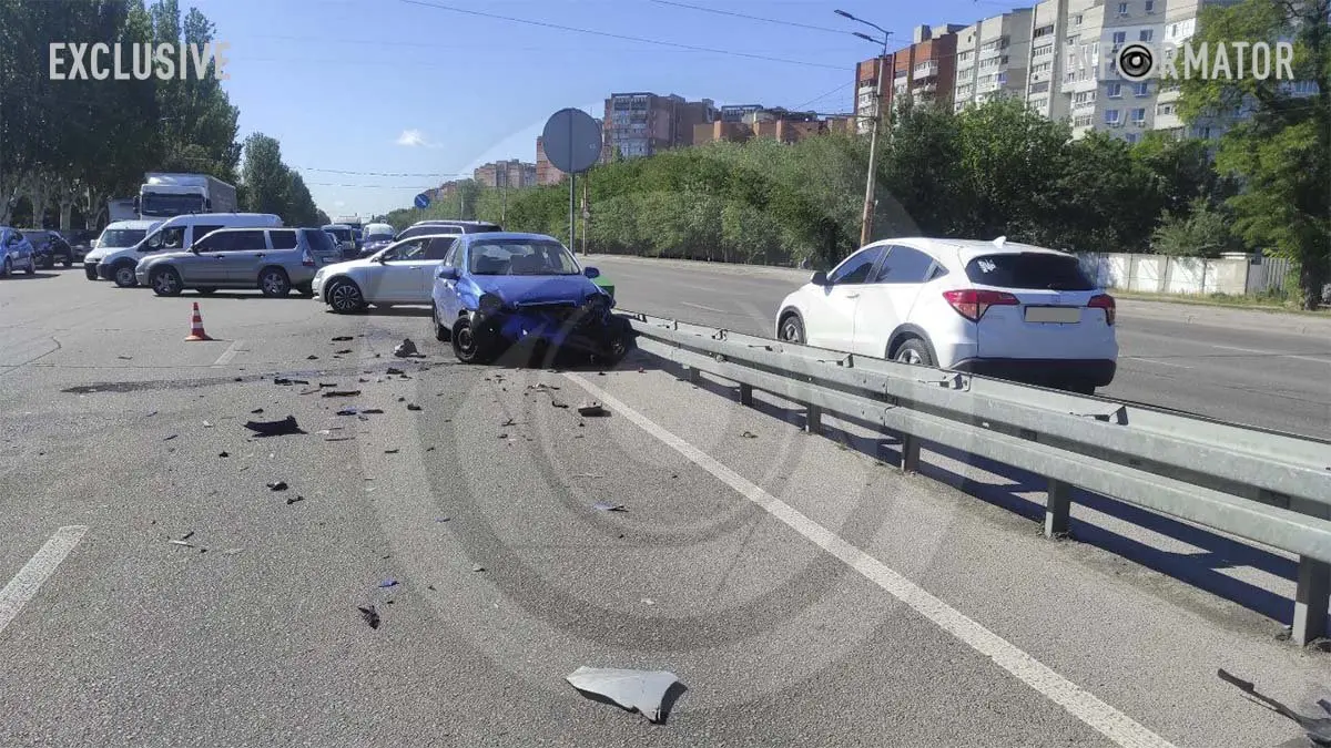 Зранку на Запорізькому шосе у Дніпрі зіткнулися Chevrolet та Geely