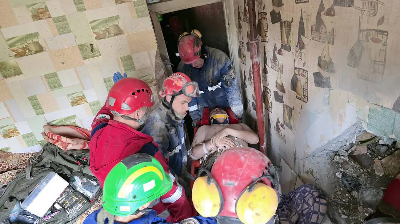 У Києві рятувальники дістали з-під завалів живого чоловіка