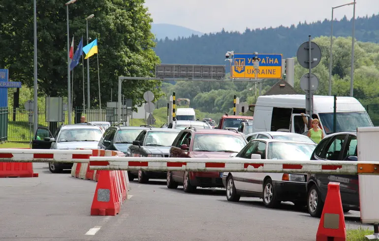 Виїзд за кордон чоловікам до 22 років: Свириденко відповіла, коли уряд ухвалить відповідну постанову