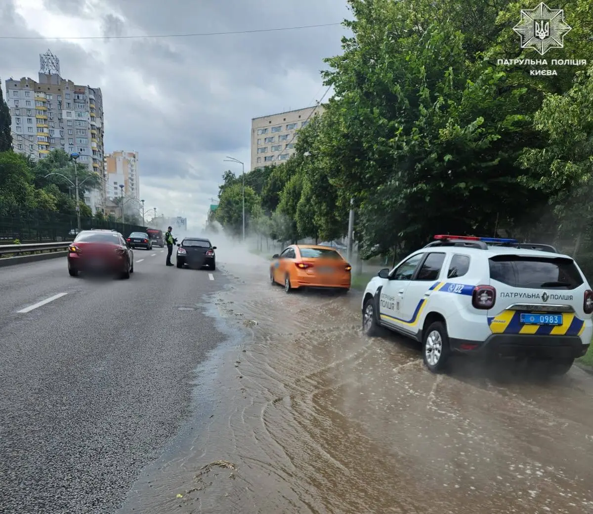 У Києві поблизу КПІ на Борщагівській пошкоджено тепломережу, можливі ускладнення руху транспорту