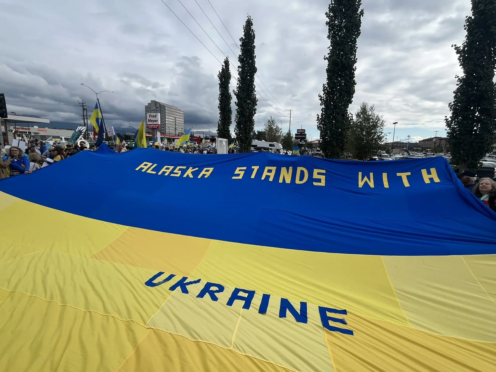 Митинг на підтримку України проходить в Анкориджі перед зустріччю