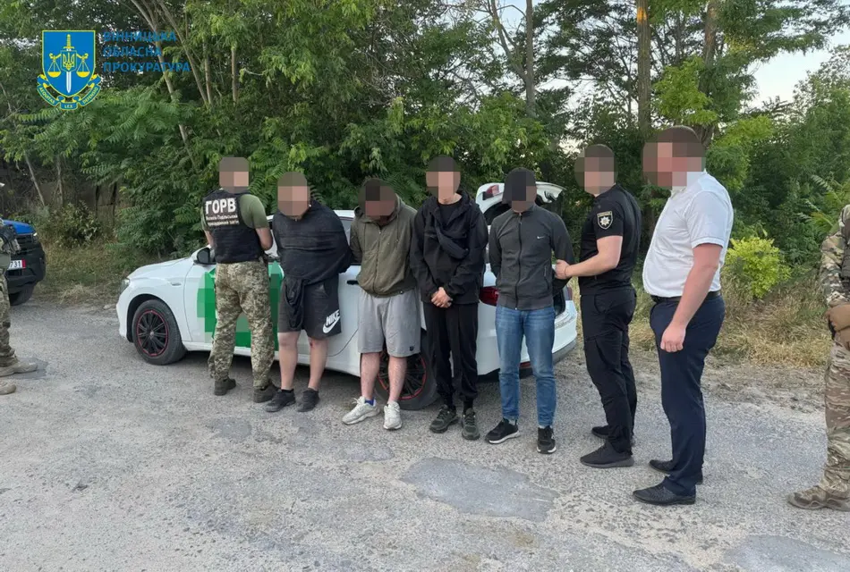 Відправили під варту двох вінничан, які переправляли чоловіків через кордон