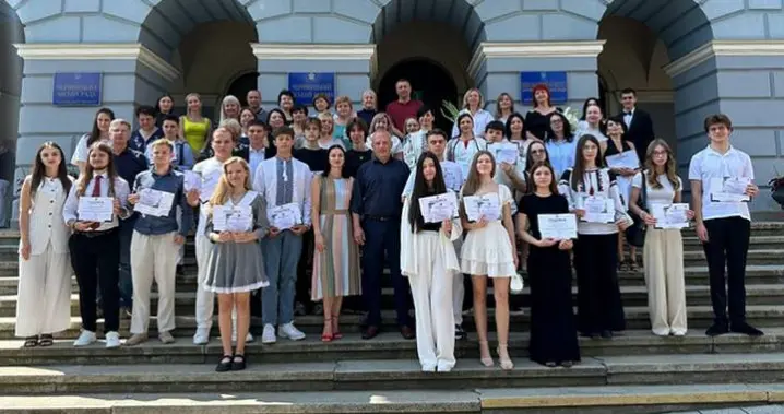 10 тисяч гривень за 200 балів з національного мультипредметного тесту: у Чернівцях нагородили випускників