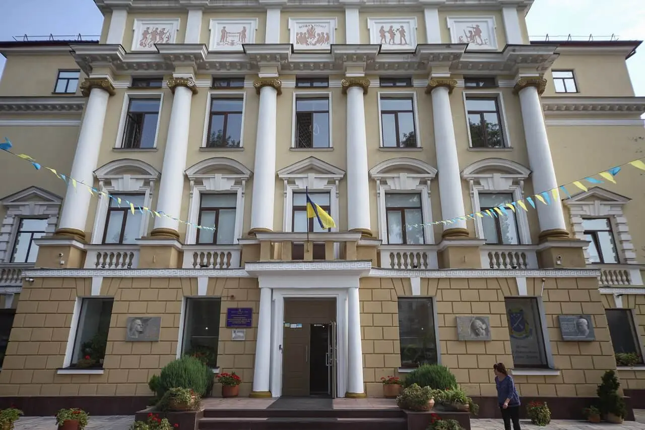 Навчальний рік 2025-2026 у Дніпрі: яка форма навчання буде у міських школах