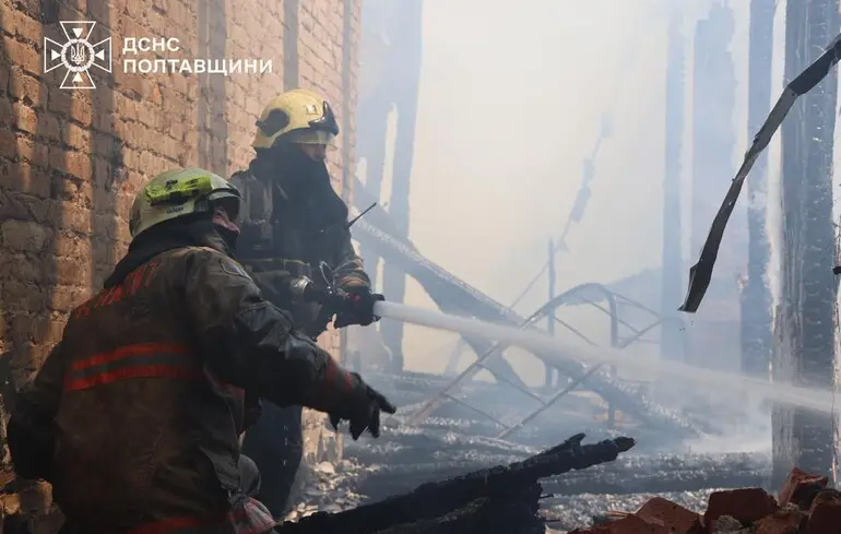 Влучання дрона в будівлю ТЦК у Кременчуці: є постраждала, у ДСНС показали фото 