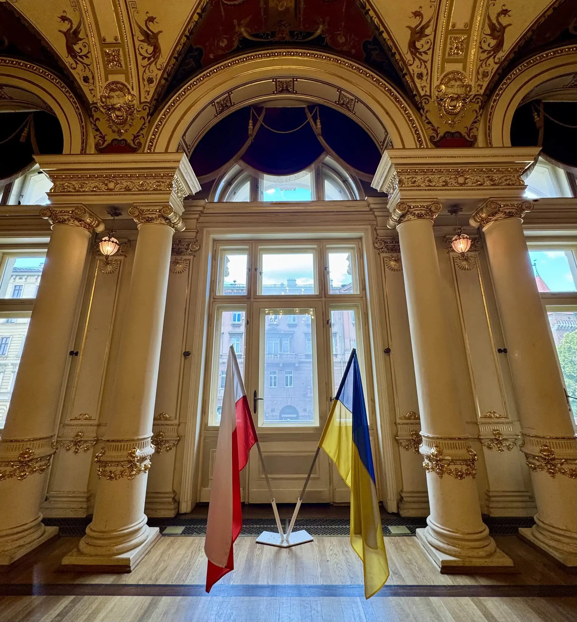 Театр у Польщі змушений "сховати" прапор України через постійні погрози