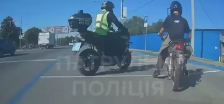 Чернівецькі мотопатрульні оштрафували маму неповнолітнього хлопця: що він зробив