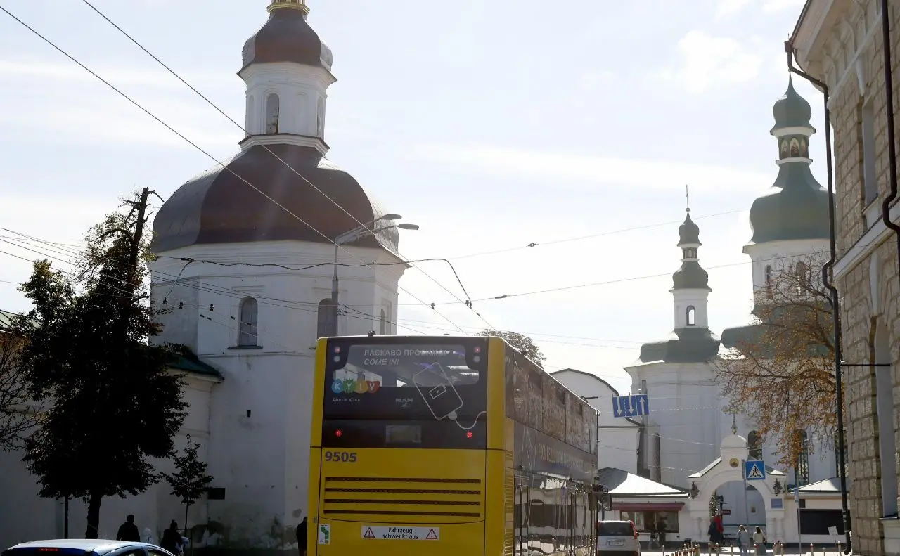 Для Захисників та Захисниць у Києві запустили автобусні екскурсії