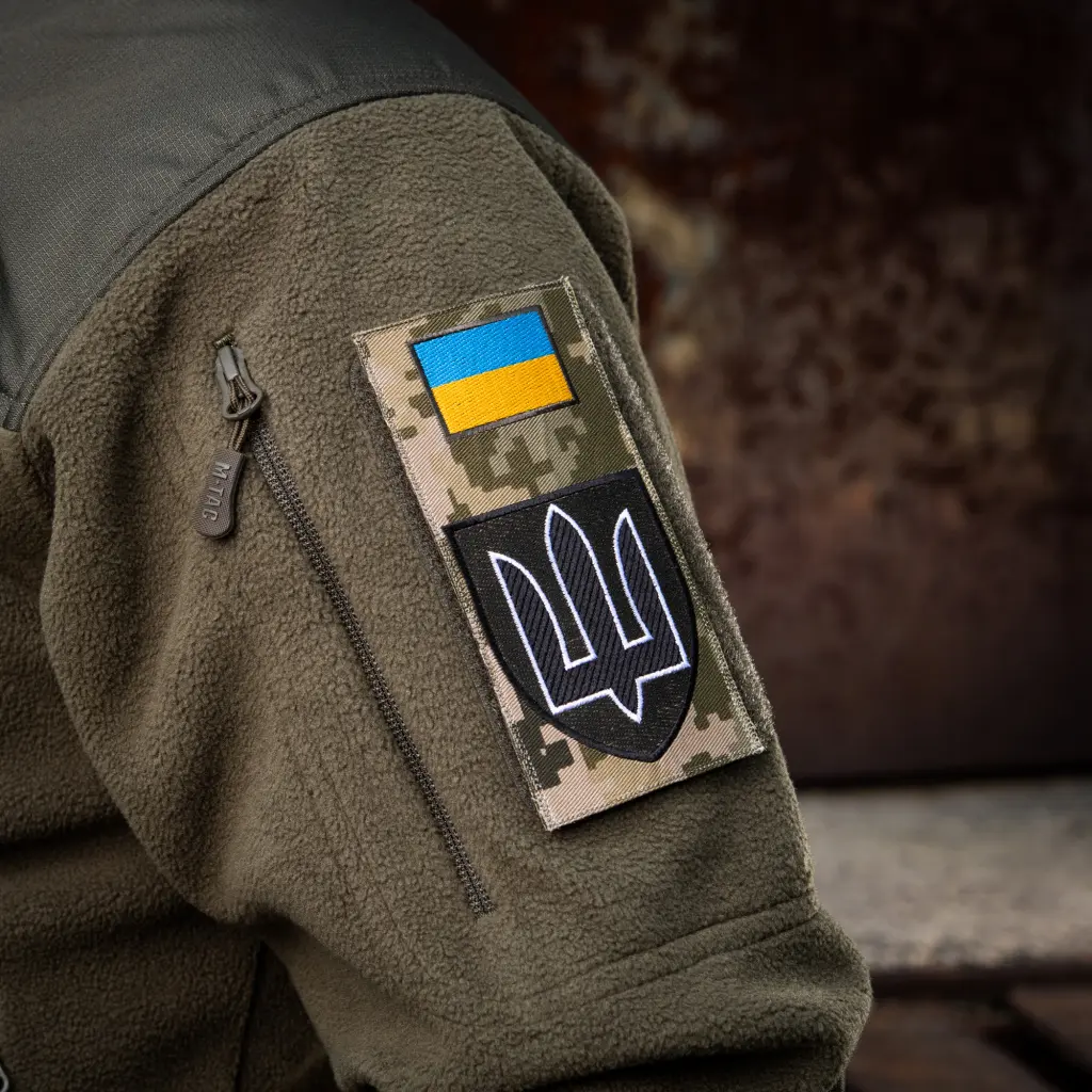 Пошкоджена голова, ребра та кінцівки: чоловік випав із третього поверху ТЦК