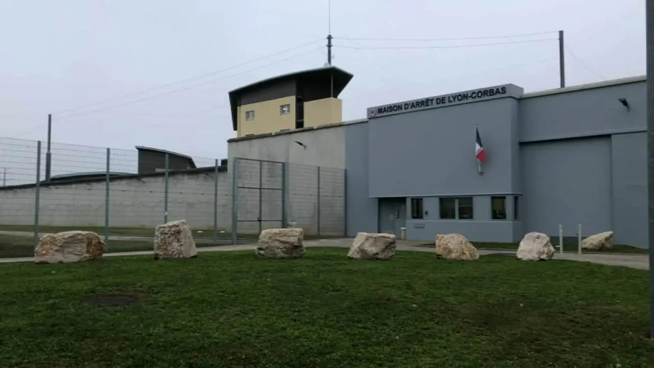 Із в'язниці у Франції утік в’язень, сховавшись у сумці співкамерника