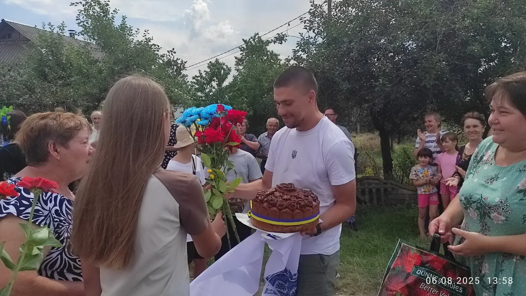 На Вінниччині односельчани зустріли вдома воїна, який повернувся з полону