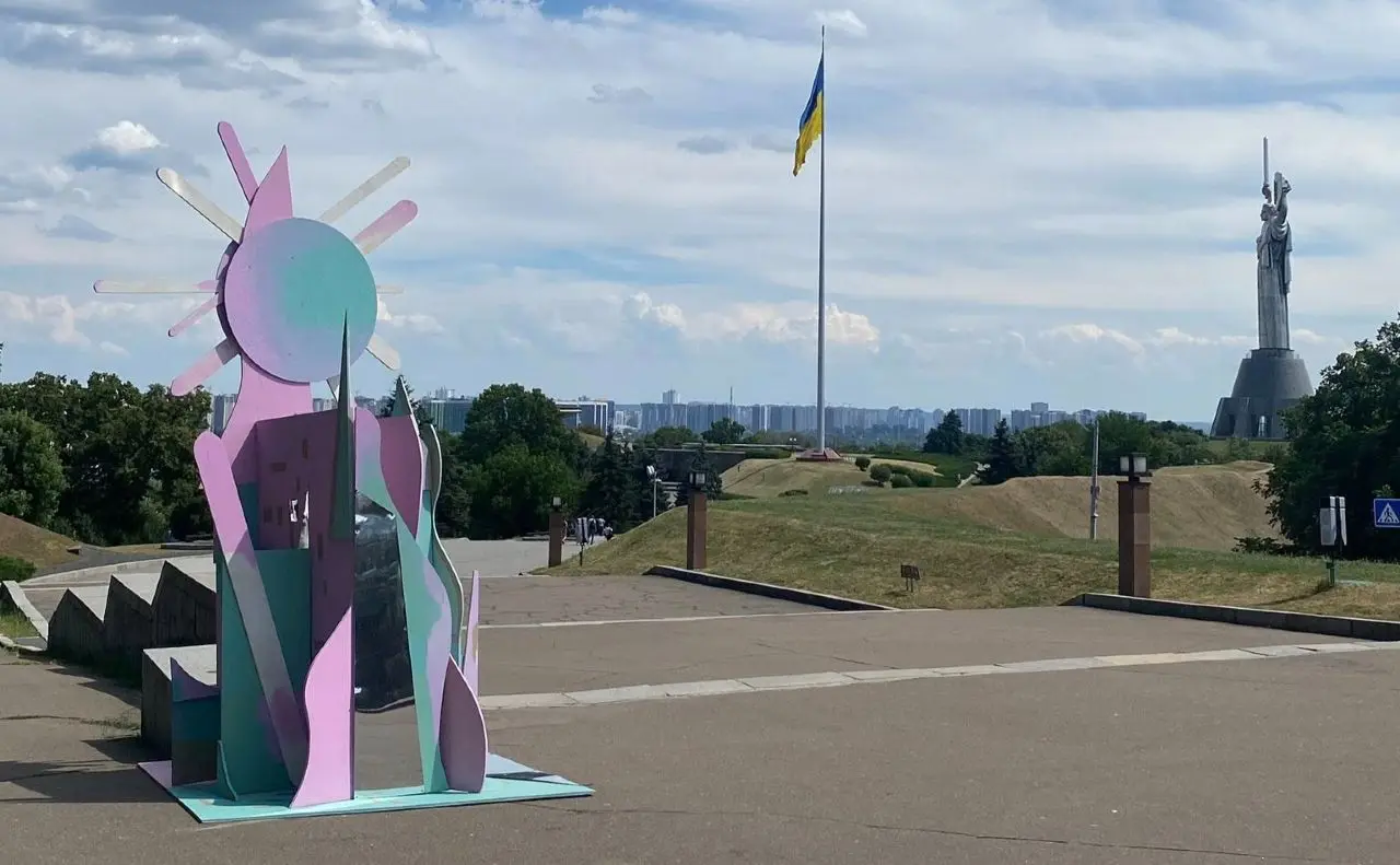 Біля столичного Музею війни встановили інсталяцію «Місто під Сонцем»