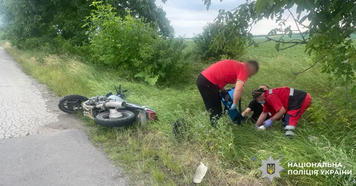 На Буковині двоє чоловіків потрапили до лікарні впавши з мотоциклу