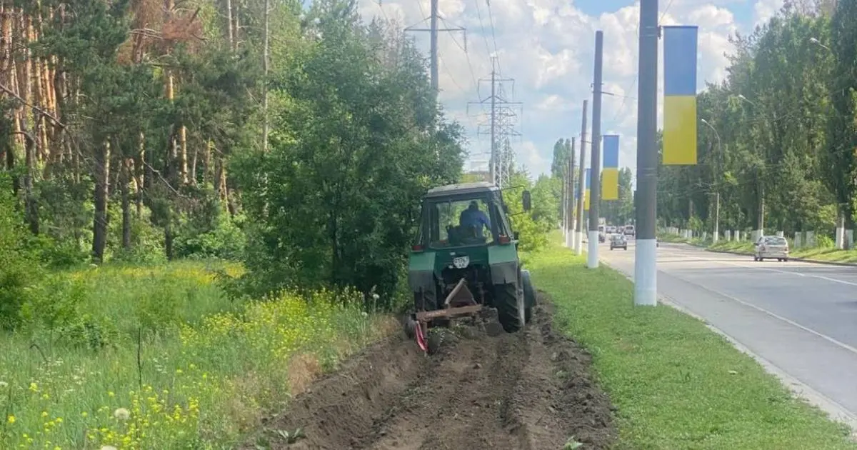 У Харкові навколо лісів риють протипожежні смуги