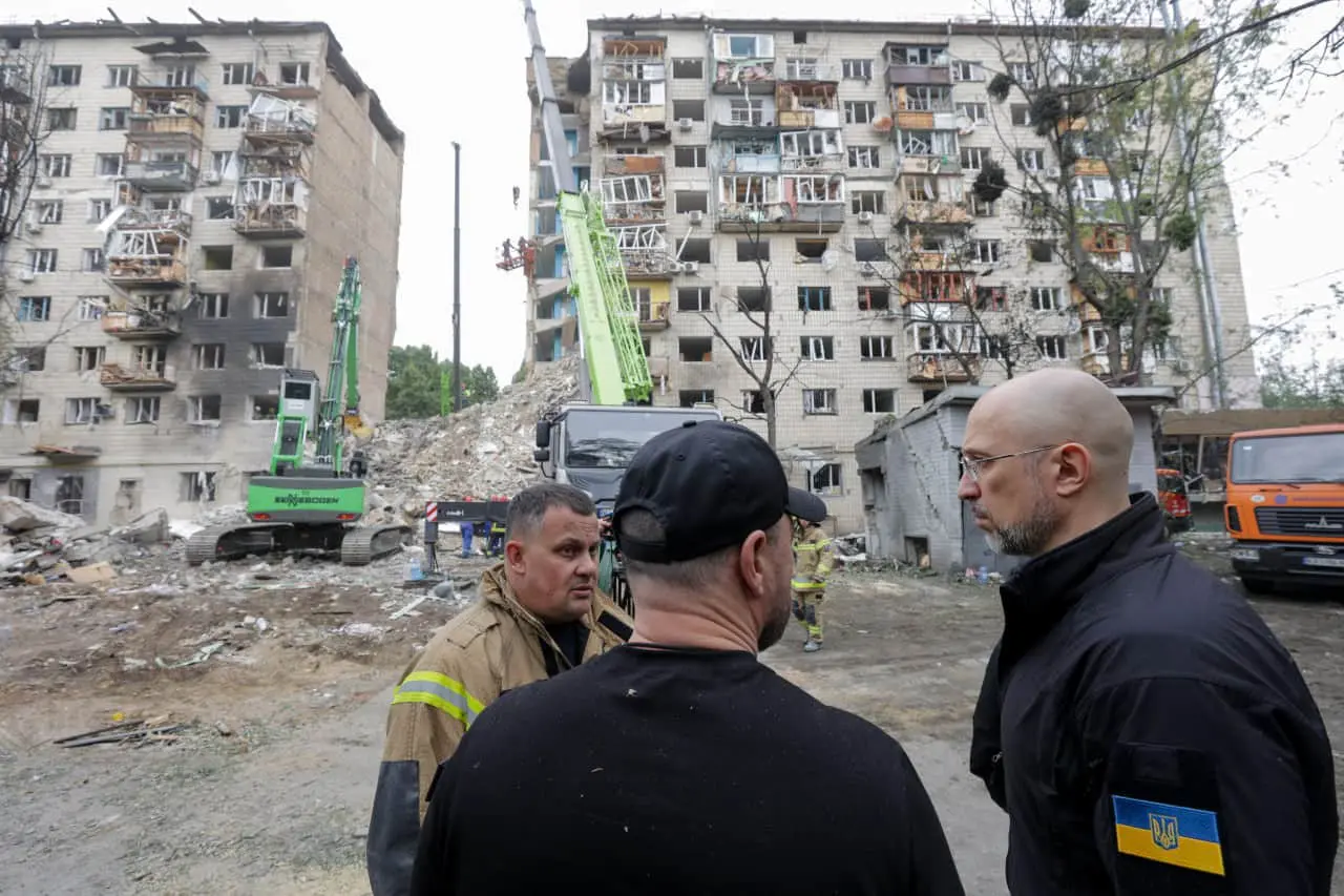 У День жалоби за жертвами удару РФ по Києву іноземні посольства приспустили прапори
