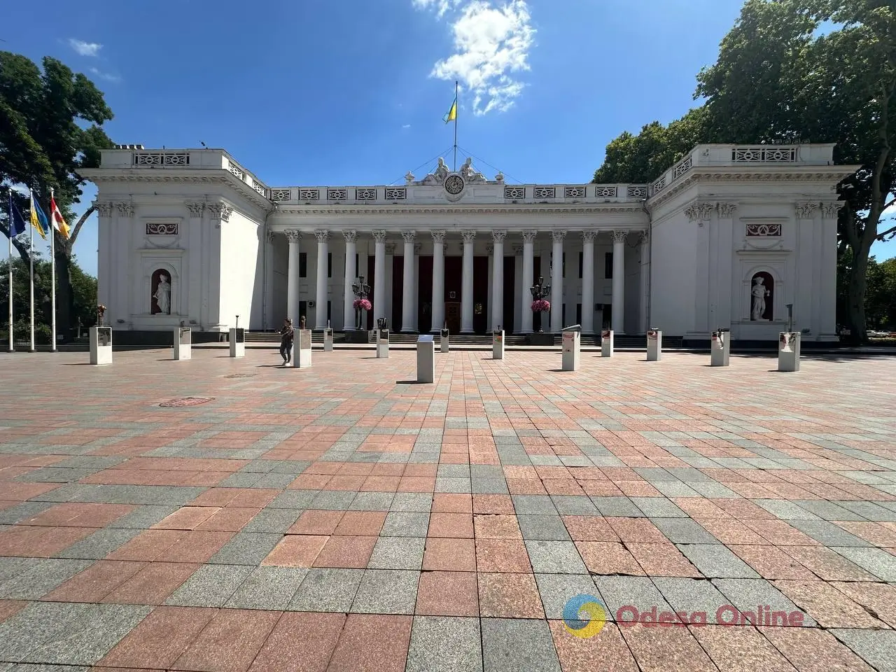 «Це шрами на нашій країні»: в Одесі відкрили виставку «Алея Незламних міст» 
