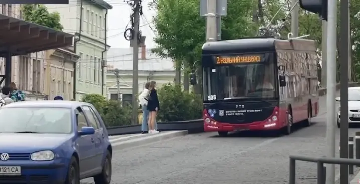 Чернівці залучатимуть водіїв тролейбусів із фронтових регіонів
