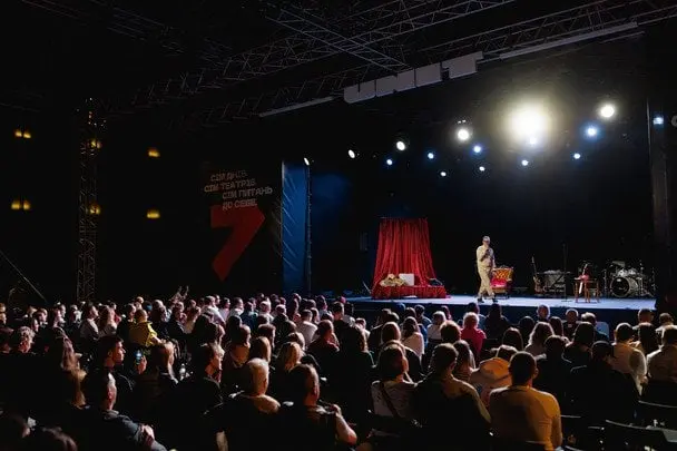 Найбільший театральний фестиваль Києва повертається: “7” втретє збере головні театри України просто неба в UNIT.City