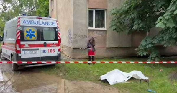 В Ужгороді студент мистецької академії вистрибнув з шостого поверху гуртожитку (відео)