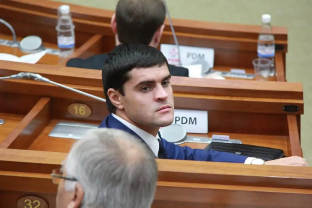 Греція не дозволяє соратнику молдовського олігарха Плахотнюка покидати країну
