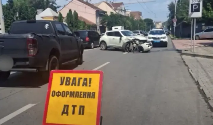 Травмувались люди: у Чернівцях на вулиці Героїв Майдану трапилась аварія