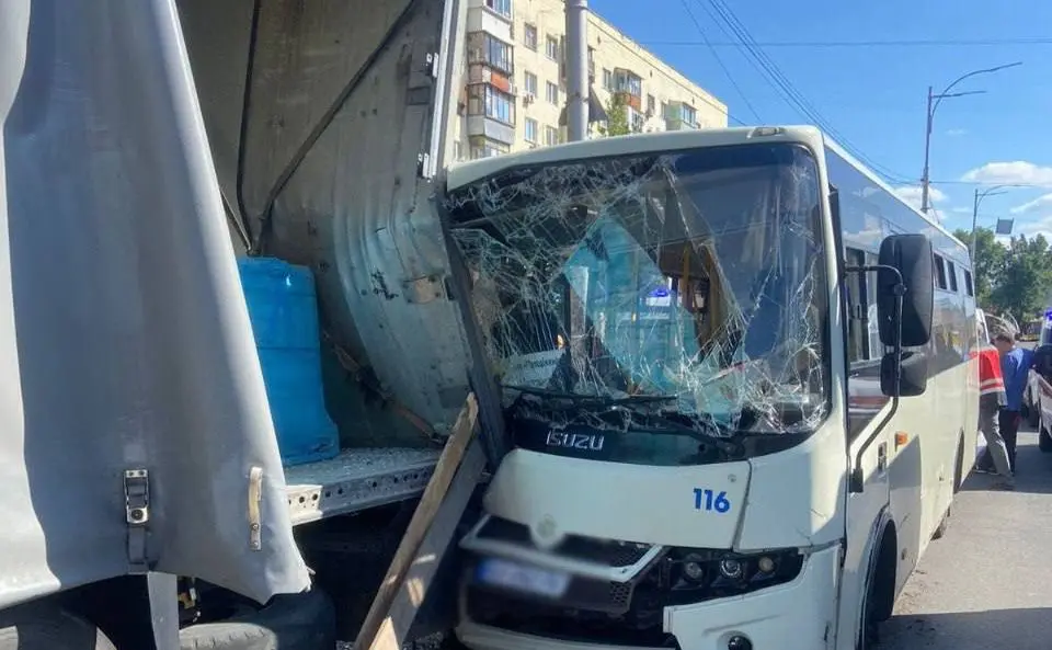У Києві маршрутка врізалась у припарковану вантажівку: пасажирів госпіталізували з переломами