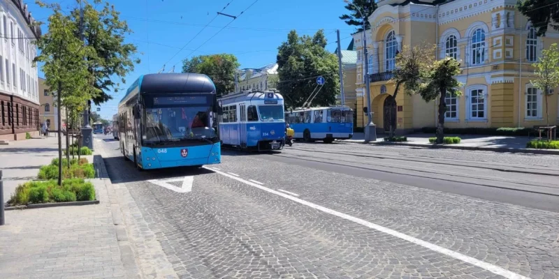 У центрі Вінниці з’явилася виділена смуга для тролейбусів і автобусів