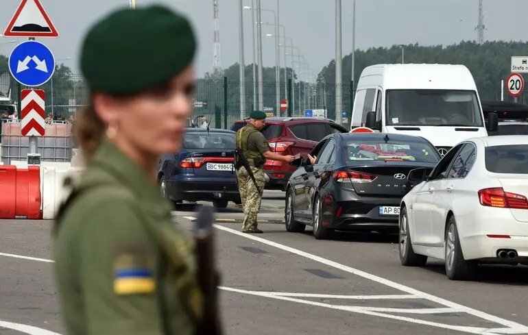 Виїзд за кордон: чи можуть відмовити