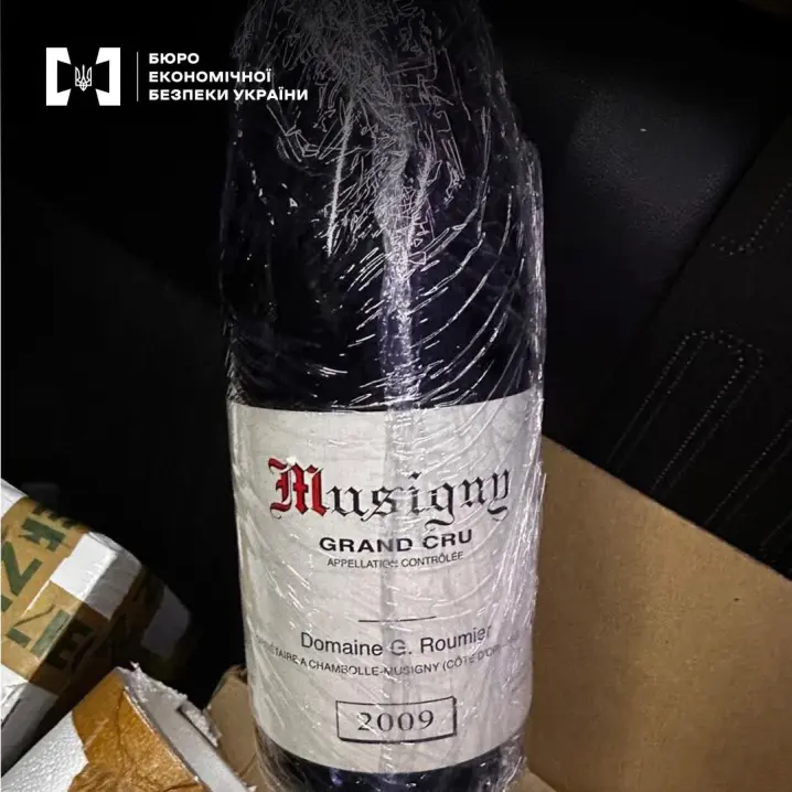 На Буковині на кордоні вилучили колекційне французьке вино