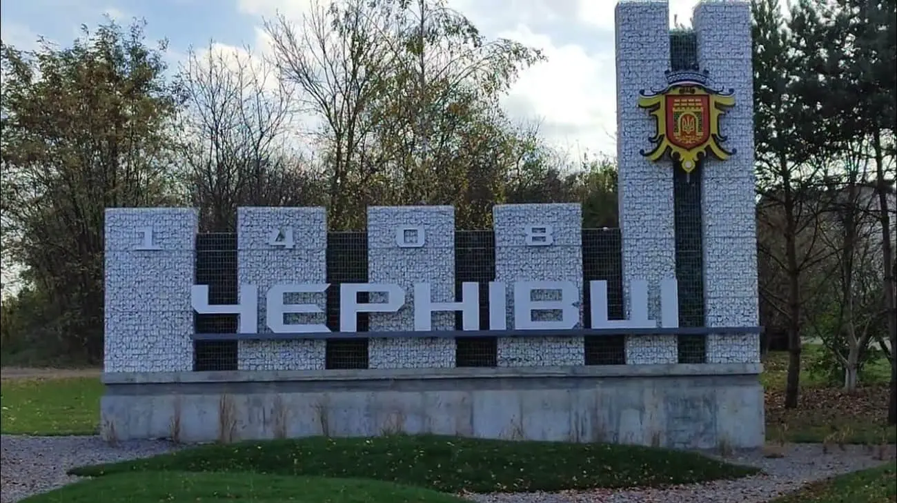 Чотири людини загинули у Чернівцях через уламки російських цілей