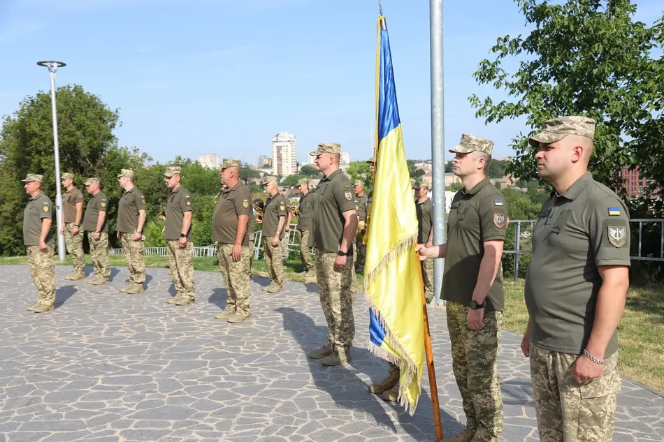 День Державності у Вінниці: урочисто підняли найбільший в області прапор України