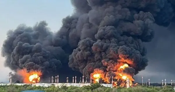 Внаслідок атаки дронів на Росію зайнялися масштабні пожежі в Енгельсі та Брянську