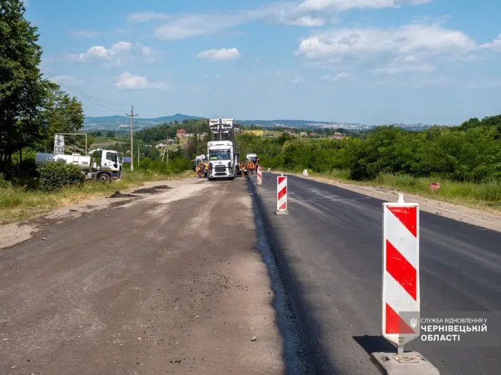 У Чернівецькій області завершують ремонт траси до кордону з Румунією