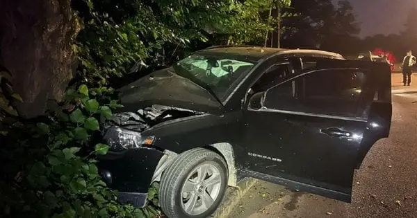 У Брюховичах пʼяна водійка Jeep знесла залізничний переїзд і вʼїхала в дерево
