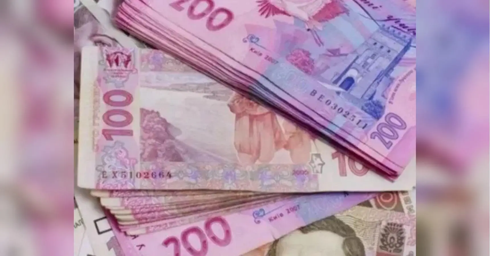 Менше роботи — більше зарплати: за рік середня оплата праці в Україні зросла на 22%