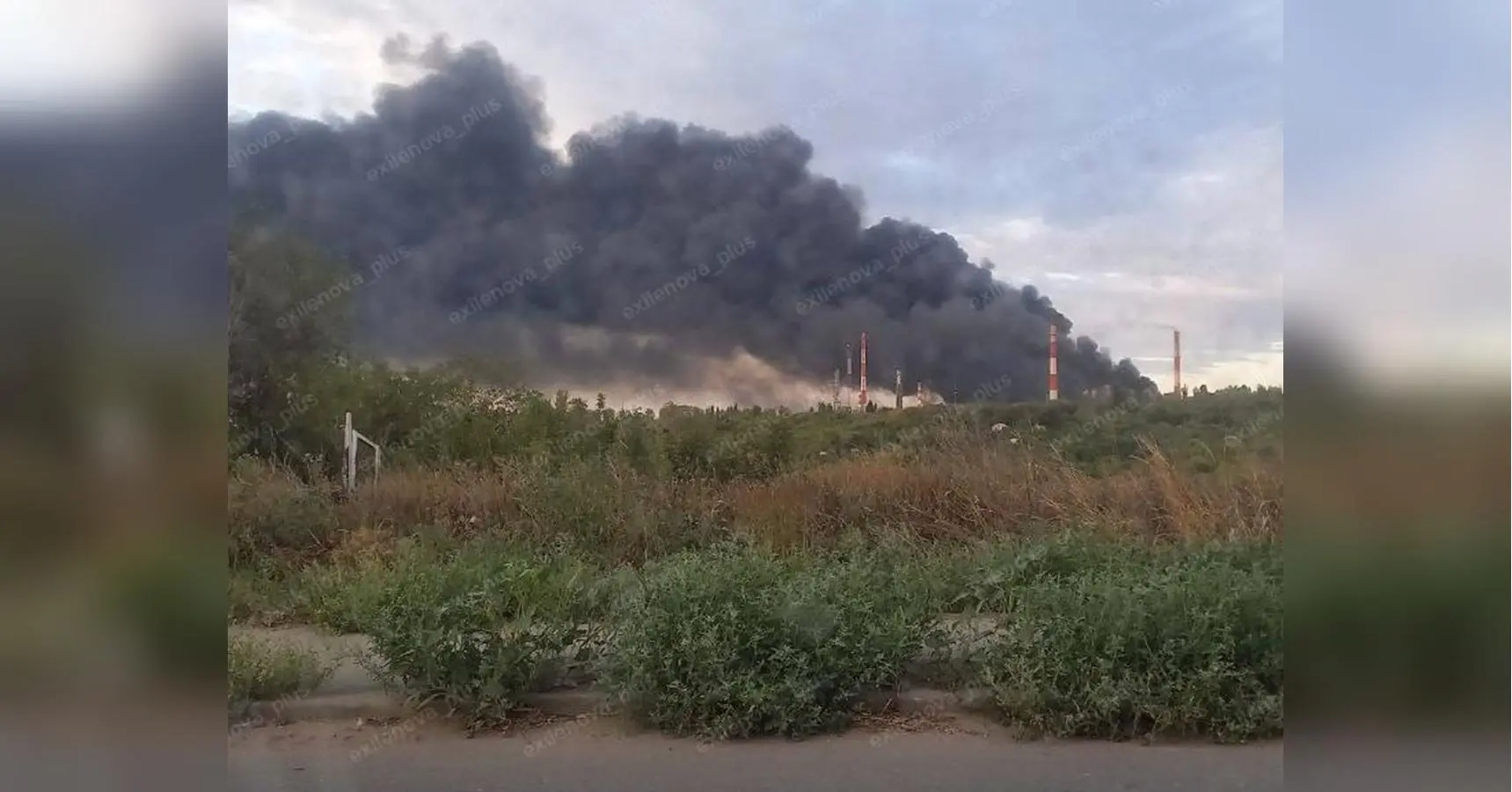 Безпілотники влаштували запальну ніч у Саратові: горить НПЗ (фото, відео)