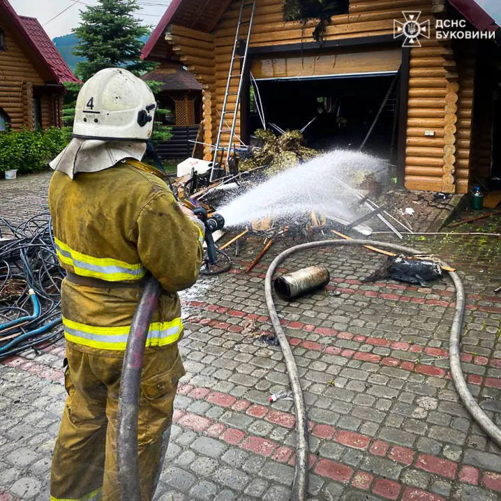 У Мигово горів гараж. Рятувальники не дали полум’ю перекинутись на будинок