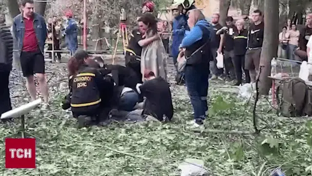 Дива не сталося: з-під завалів витягли тіло хлопця, на якого чекали батьки