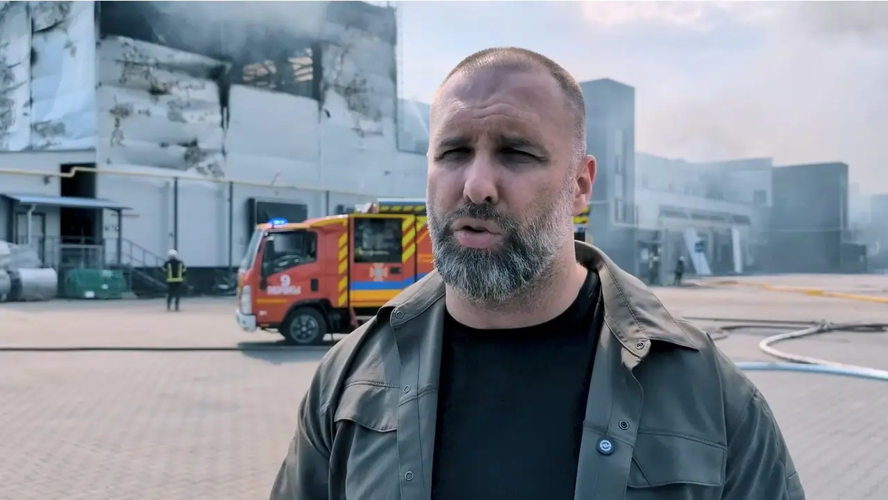 “Приліт” під Харковом: горіли продукти, гасив пожежний поїзд (відео)