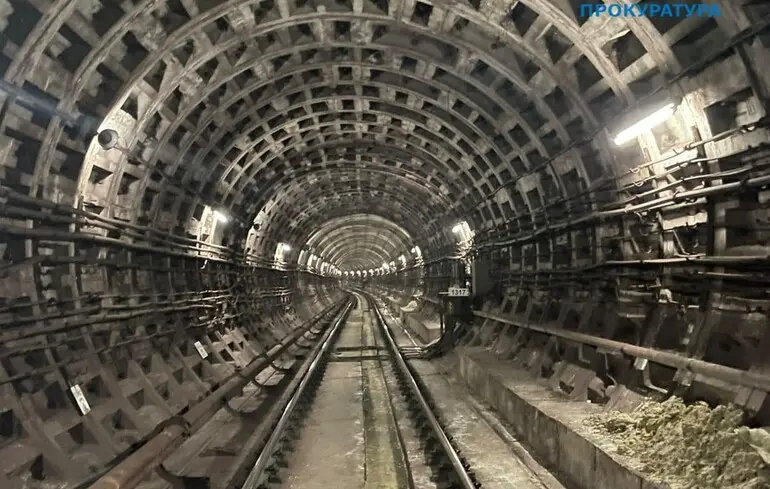 Під час повітряної атаки у Києві були пошкоджені колії метро, в КМВА розповіли, де саме