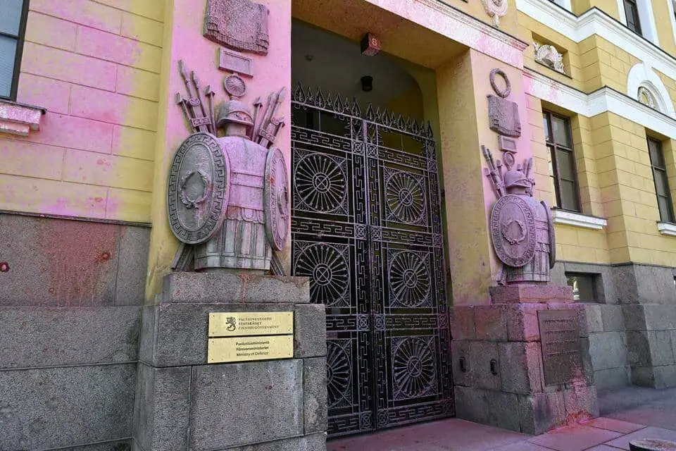 Міноборони Фінляндії облили рожевою фарбою