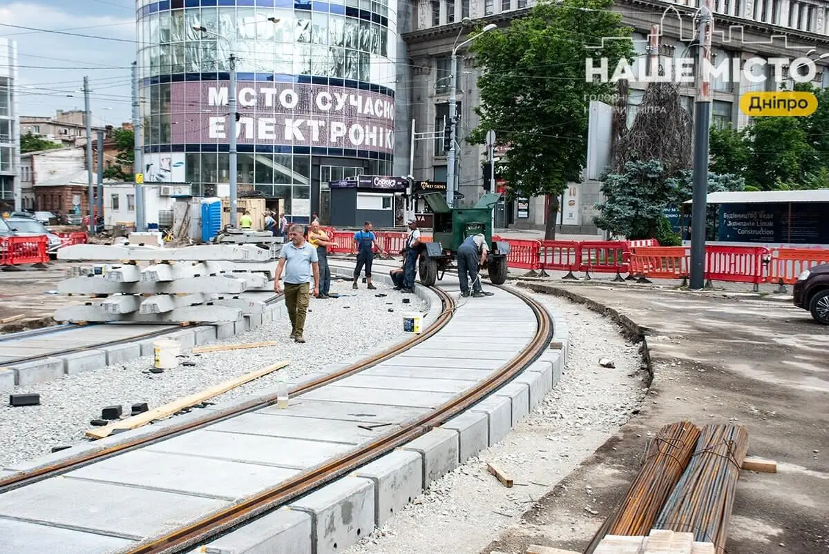 «Рух без бар’єрів»: у  Дніпрі триває комплексне оновлення колії першого трамваю