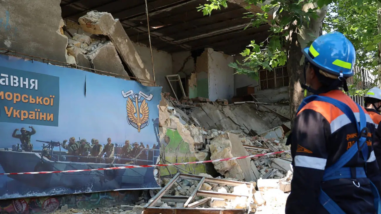 У Миколаєві обвалилася частина будівлі "Дормашини", яка була пошкоджена обстрілом РФ
