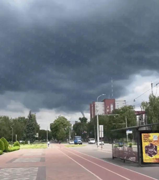 Над Черніговом вирує гігантський смерч (відео)