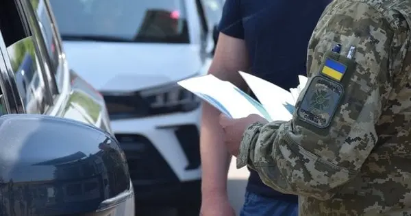 На Львівщині винесли вирок прикордоннику за допомогу 27 чоловікам виїхати за кордон