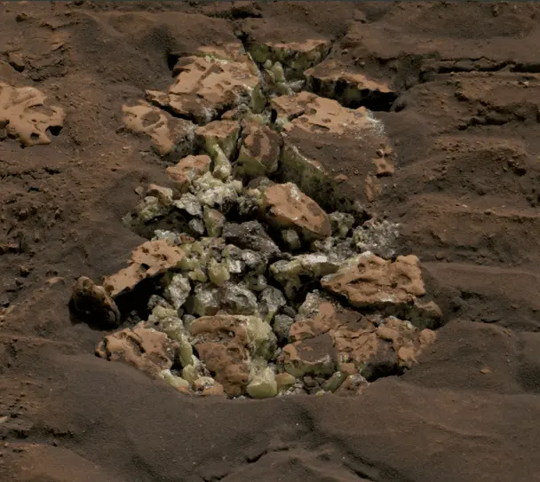 На Марсі виявили незвичайні кристали, коли Curiosity випадково розтрощив камінь