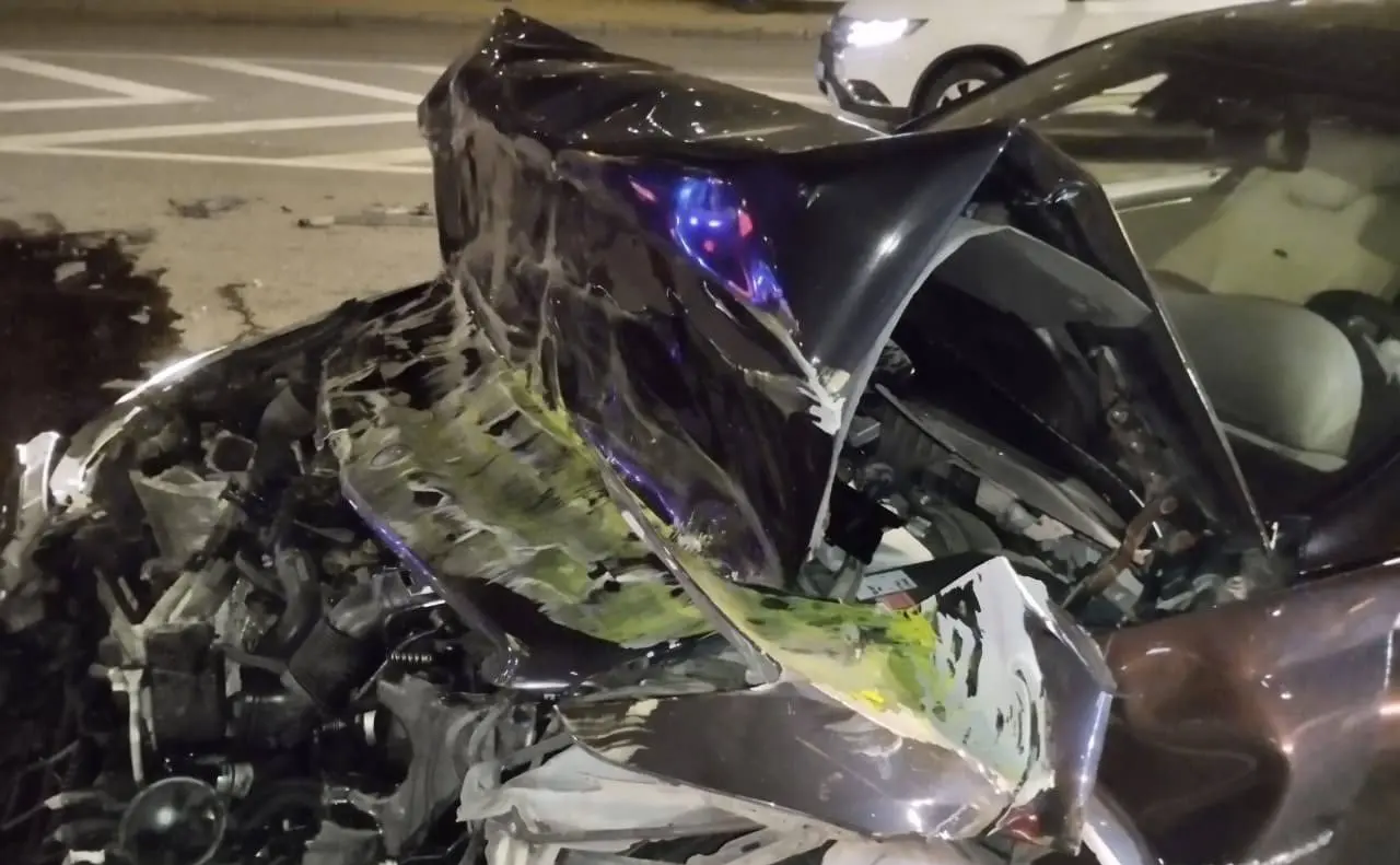 У столиці п’яний водій Mercedes врізався у маршрутку, постраждала пасажирка